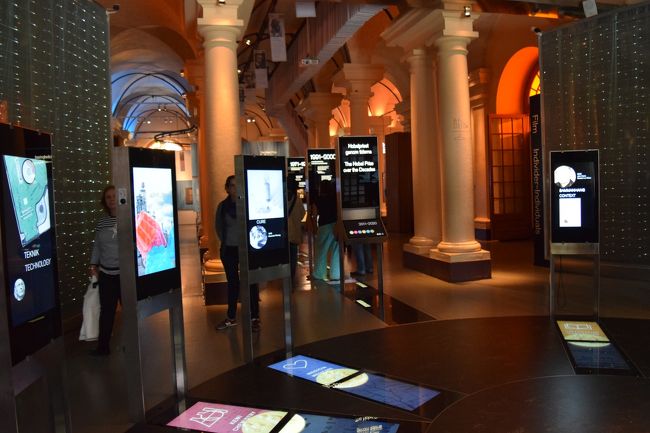 さて、中に入ります<br /><br />内部はなんだかんだか近代的です。