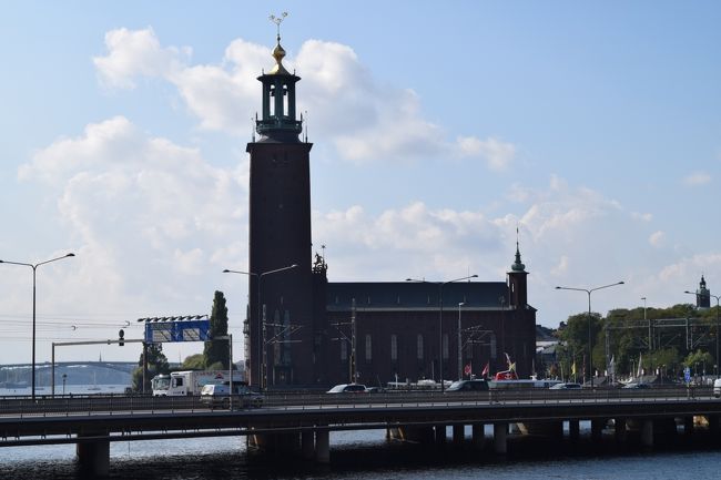 さて、次は市庁舎の中を見学しましょう〜<br /><br />ノーベル賞の記念晩餐会が行われるところであり、ナショナル・ロマンティシズム建築の傑作としても知られている。ノーベル賞の晩餐会が行われる青の間、パーティーが行われる黄金の間が有名。<br /><br />建築家ラグナル・エストベリの設計により、1909-1923年に建設された。メーラレン湖に面した場所に建てられている<br /><br /><br /><br /><br /><br /><br /><br /><br />