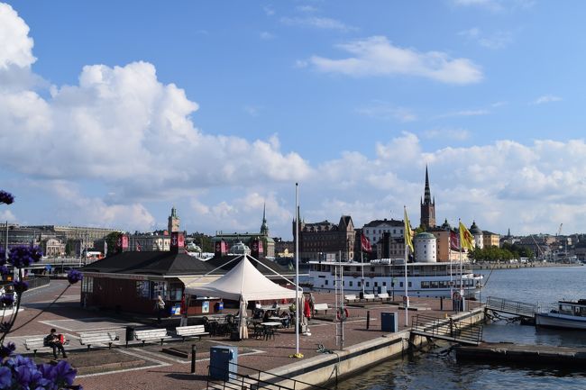 ガムララタンから、市庁舎に行く途中にフェリー乗り場があります。<br />明日、ここから出発するフェリーに乗って、ドロットニングホルム宮殿を観光に行こうと思っています。フェリーの時間をチェックして、市庁舎へ急ぎます。