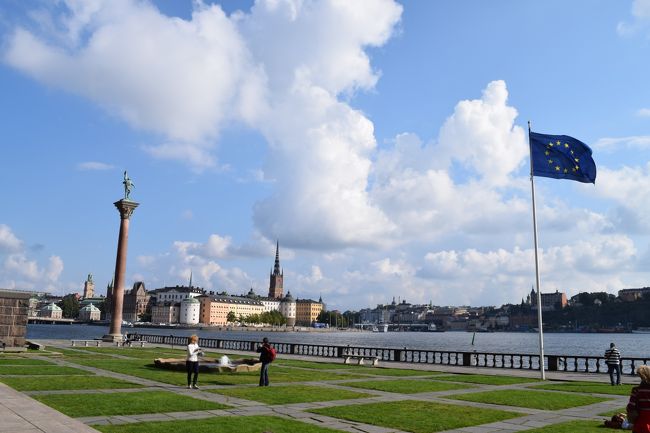 集合時間まで時間があったので、市庁舎の敷地内の川そばのところへ行って日向ぼっこ。<br />さっきまでいたガムララタンが見えます。
