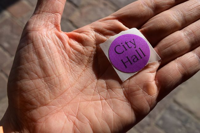 このシールを貼って、集合時間になったら、指定された集合場所に集まるように言われました。