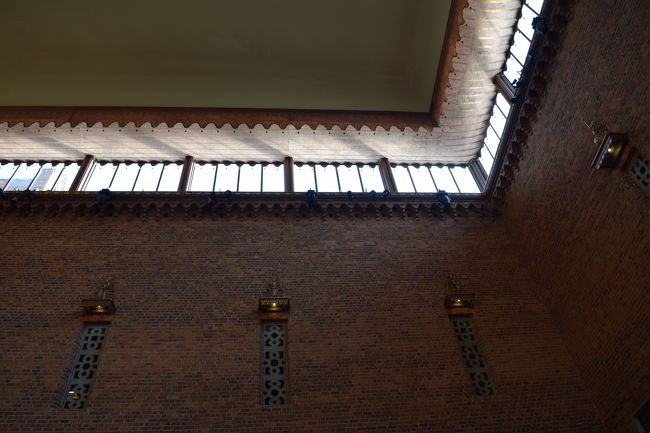 上の方に明かりが入ってくるように窓が作られています。