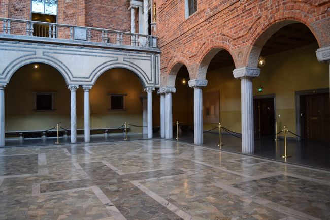 12月にテレビで放映されていたノーベル賞の晩餐会の映像をテレビで見ましたが、ここにテーブルが所狭しと並べられていました。<br />ここでフルコースを皆さんが召し上がったんですね〜