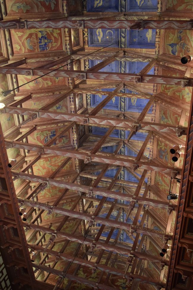 市議会の天井です。<br />ここの天井はもともと蓋をする予定だったが、これがそのままでもなかなかいいんじゃないの、ってことでこのバイキング船の船底のようなデザインになったらしい。