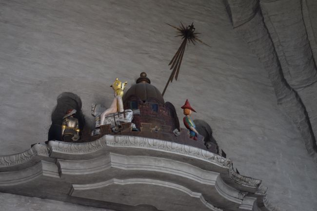 次の部屋に進んでいきます。<br /><br />結婚式が行われることもあるといわれる壁にあった装飾<br />かわいいね〜