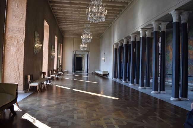 プリンスのギャラリー」という愛称のお部屋にやってきました。<br /><br />ここは、表敬訪問が行われる時に使う部屋らしく、景色もすごくいい。窓のからはメーラレン湖とストックホルム市街が見えます。<br /><br />