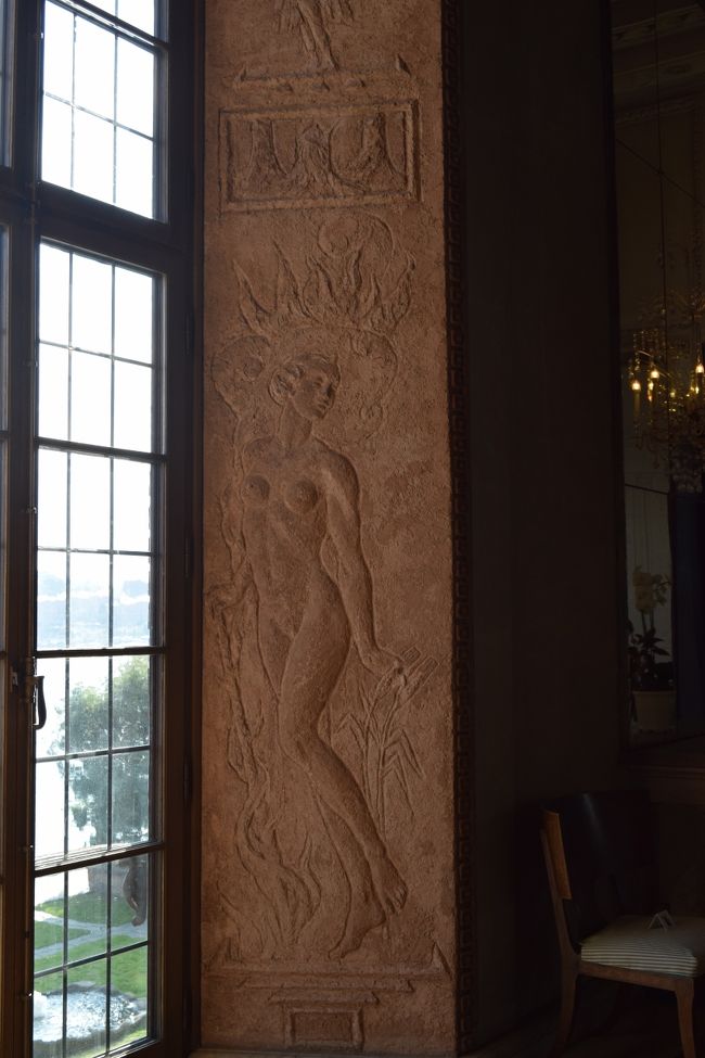 窓のところにも素敵な彫刻が。