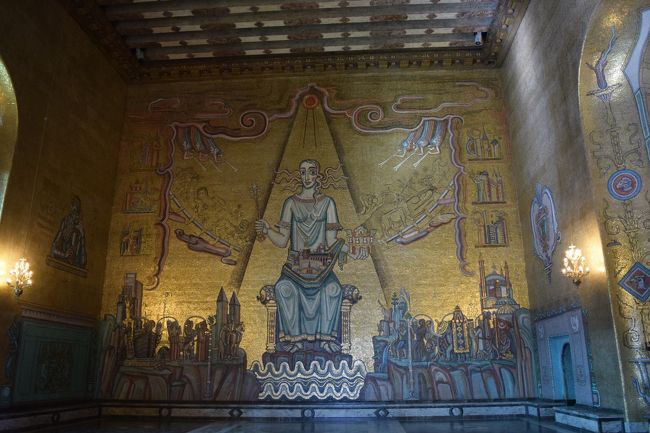 黄金の間に通路を通って入ると正面に"メーラレン湖の女王"の壁画が描かれています。女王の右手には西洋をあらわすニューヨークやパリの街並み、左手には東洋をあらわすエキゾチックな絵が描かれています。