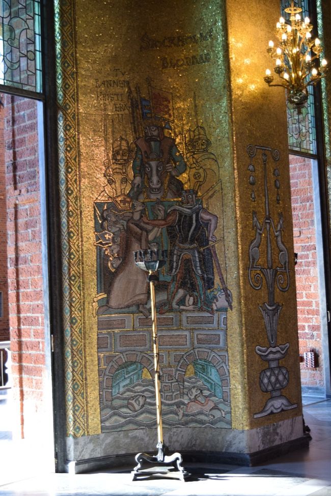 この部屋の4方の壁は全てフレスコ画が描かれていますが、柱のところにもこんな感じで金ぴかな絵が。<br /><br />