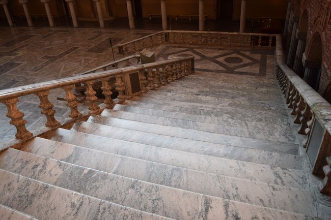 さて、階段を使って黄金の間から青の間へ下ります。<br /><br />先日のノーベル賞祝賀会のテレビ報道の時に受賞者の方々が女性をエスコートしながら、この階段を降りてこられているのを見て、あ〜、私もこの階段降りた、降りた！！と思いながらテレビを見ました。<br />もちろん、青の間は祝賀会の時とは違って、ガラーンとしていますが、ちょっぴり階段を下りながら、受賞者の方の気分を味わってみました。。。ふふふ。。。