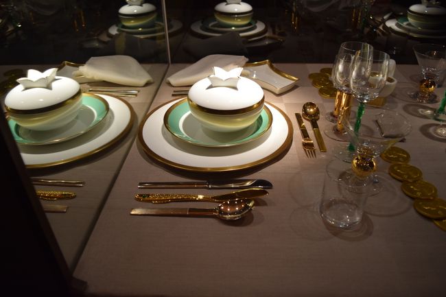 以前のノーベル賞祝賀会の晩餐会で使用された食器セットが展示されていました