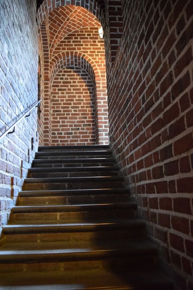 時間があれば行きたいなあと思っていた塔にも行けてラッキー。<br /><br />このようの高さは106m<br />階段は365段登ります。(エレベーターを使う選択肢もある？？らしいですが、ハナからエレベーターは除外！)自分で登ってこそ、きっと塔の上から見る景色はより感動する！！という妙な持論です。まあ、体力には自信ありますのでがんばりま〜す(春にフルマラソン完走したし、普段からスカッシュとかゴルフとかしてるし。。。と自分に言い聞かせます)<br />さてスタート！！