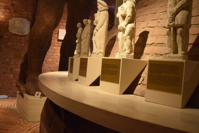 途中になぜかこんな感じのギャラリーがありました。<br /><br />彫像とかが展示されています。<br />階段を登っているとなんだか平坦な場所に出るとホッとします。