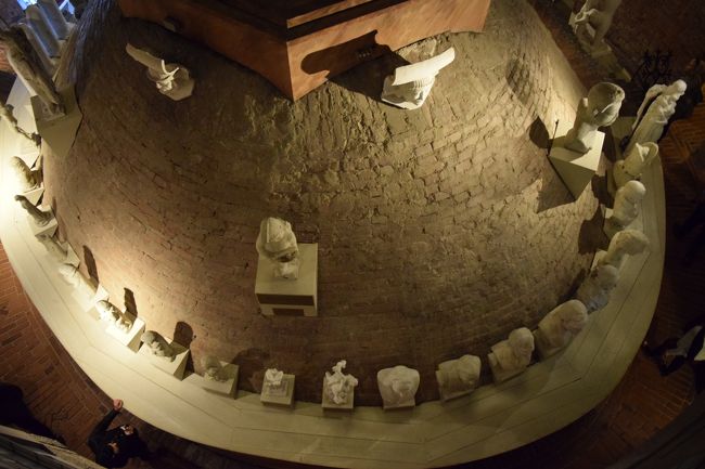 また階段を登り始めます。<br />ちょうど上からさっきのギャラリーを覗き込むとこんな感じ。