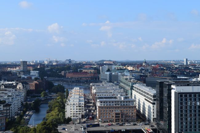 こちらはちょうど目の前を流れる大きな川と反対方向です<br /><br />ストックホルムの街を上から眺められるのでなかなかおすすめと思います<br />ストックホルムに行ったら、是非、階段tryしてもらったらいいかな〜