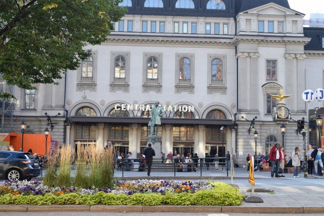 さて、今度は中央駅方向にやってきました<br /><br />駅もなんだかおしゃれな建物です