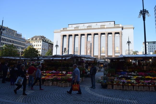 ヒョートリエット広場の東側に建つブルーの建物はストックホルム・コンサートハウスで、おもにクラシックのコンサートが開かれるが、ノーベル賞授賞式が行われる所でもある。