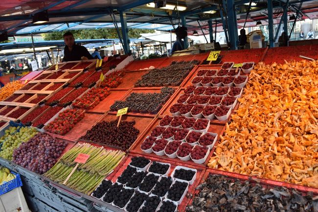 ヒョートリエット広場では、青空市場がオープンしています。色鮮やかな北欧の果物たりが所狭しと並べられていました。なんだかワクワクしますね〜。<br />今回は残念ながら見れませんでしたが、日曜日にはフリーマーケットも行われているみたい