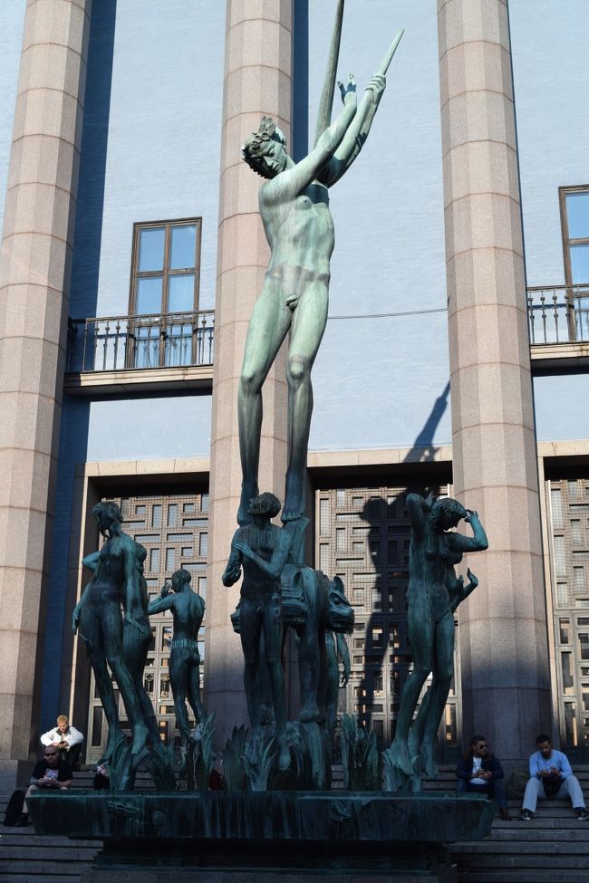 ストックホルムコンサートハウス前に建つブロンズの彫刻群像は、スウェーデンの代表的彫刻家カール・ミレスの作品で"オルフェウスの泉"
