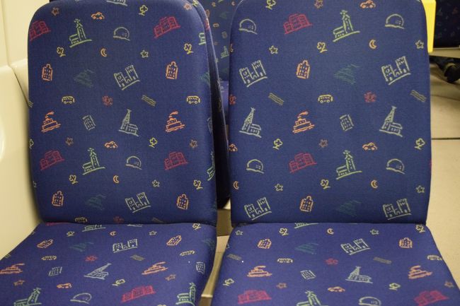 座席のシートに柄が入っていてなかなかかわいらしいデザインでした<br /><br />地下鉄でちょっとこまったのが、出口がいっぱいあるので、どこがホテルへの出口に近いかわからなかった。。。地上に出て、遠い方の出口に出ていることに気付いて、歩く羽目に。まあ、これが個人旅行さ〜<br /><br />さて一旦ホテルに帰って休憩しよう！と思ったけど、景色が綺麗なので、ホテルから王宮周辺〜港方向を5kmほどジョギング。。ははは、元気すぎます。