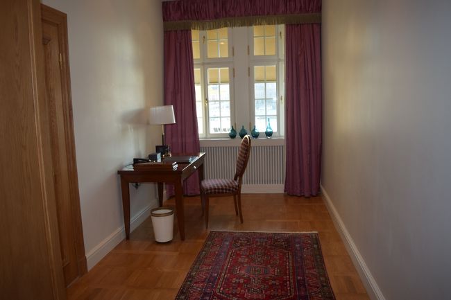 さてホテルに戻ってきました<br /><br />本日はグランドホテルストックホルム<br />(hotel.comで予約 ダブルサイズベッドルーム 77568円)<br />ほかの都市と比べて、部屋の面の積割りにお高い感じはします<br /><br />お部屋に入ります