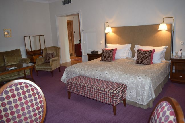 テレビの方からお部屋を見渡すとこんな感じ<br /><br />なんだかかわいらしい色使い