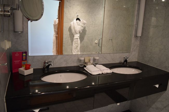 洗面台は、だぶるシンク<br /><br />1人だから、１個でいいんだけど。