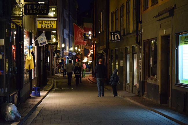 ガムララタンの路地は、暗くなっても人通りがありました。<br />よっぽど小道に入らなければ、女性一人でも歩けました。<br />食べ終わったので、ホテルに戻って、部屋ビールとでもいきますか。。。