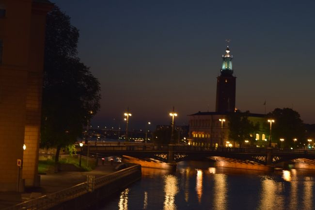 せっかくなので、今日行った市庁舎のライトアップをパチり<br /><br />今日は結構頑張ってストックホルム市内の中を回ったので、明日は、郊外のドロットニングホルム宮殿へ行ってみようと思いま〜す。<br />今日はベルゲンの予約の飛行機が欠航になって1便後に振り替えて、オスロ経由でストックホルムにやって来た割には、頑張って観光したなあ。やっぱり私って体力あるわ〜<br />明日は夕方にはヘルシンキへ移動します