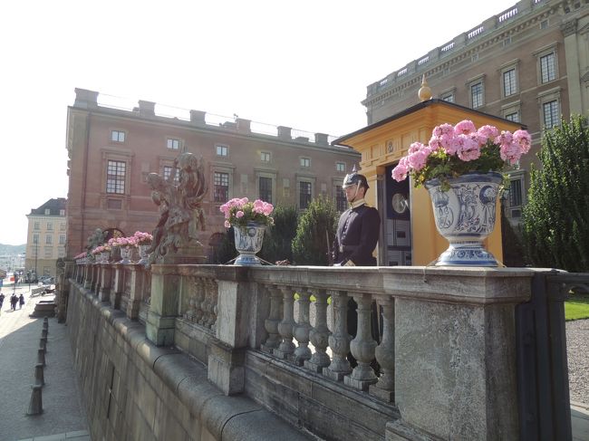 まずは、ガムラスタン方面へ。<br />まずは王宮へ。<br />王宮を港側から見た所<br /><br />こちらにも衛兵さんが勤務中。<br /><br />花も飾ってあって素敵ですね。