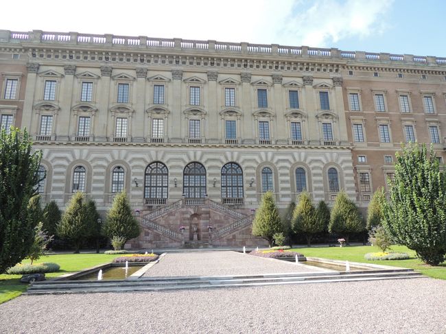 王宮の建物<br />ここは、スウェーデンの君主の公邸（国王一家の私邸はドロットニングホルム宮殿）。実際には今は住んでいないらしい<br />こちらは、宮殿の港側の建物。<br />宮殿には609室あり、今なお元来の用途に使用されている宮殿としては世界最大のものの一つ。宮殿は西、南、東、北の4棟から構成され、南ファサードは国家を、西ファサードは国王を、東ファサードは女王を、北ファサードはその他の王室の人々を表象している。