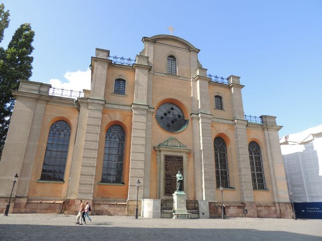 まずは、大聖堂にやってきました。<br /><br />入場料は、40SEKですが、ここもストックホルムカードで入場可です。<br /><br />ここは、王宮のすぐ南にあるストックホルム最古の由緒ある教会。13世紀後半に建てられ、何度も改築、増築され、現在の大きさになったのは1480年代。ゴシック様式から、王宮の建築様式に合わせてイタリア・バロック様式に改築された。長い間国王、女王の戴冠式、結婚式などの儀式が行われた場所でもある。最近では、1976年に現国王カール16世グスタフ王とシルビア王妃との結婚式が行われ、2010年6月にはヴィクトリア王女の結婚式も行われた。<br />内部に入ると、正面に黒檀と銀による祭壇、バロック様式の玉座、説教台、1489年に制作された『セント・ジョージと龍』の木彫などがある。<br />