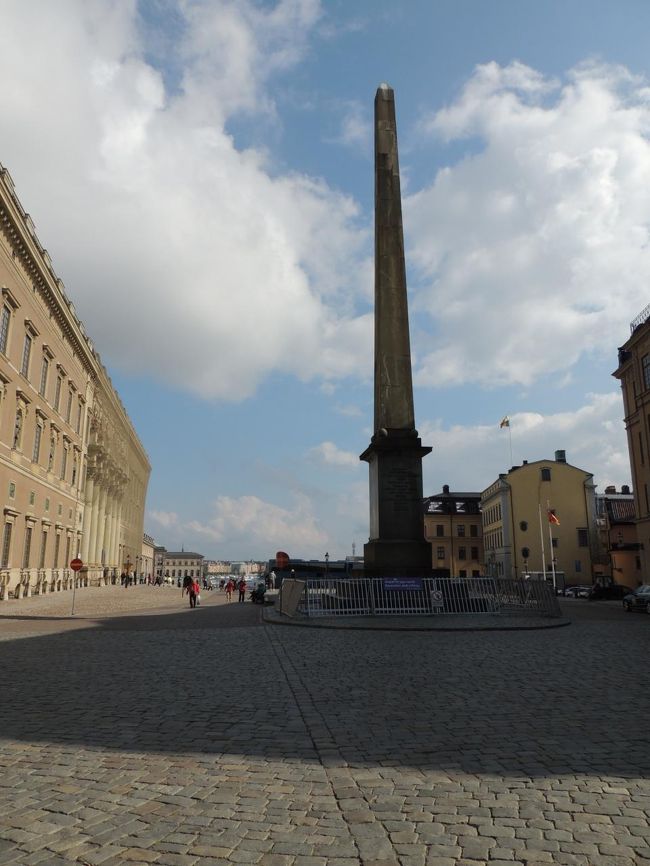 ガムラスタンの中心に向かってズンズン歩きます。<br /><br />ん？中心ってどこだ？？<br /><br />王宮の前に塔があります