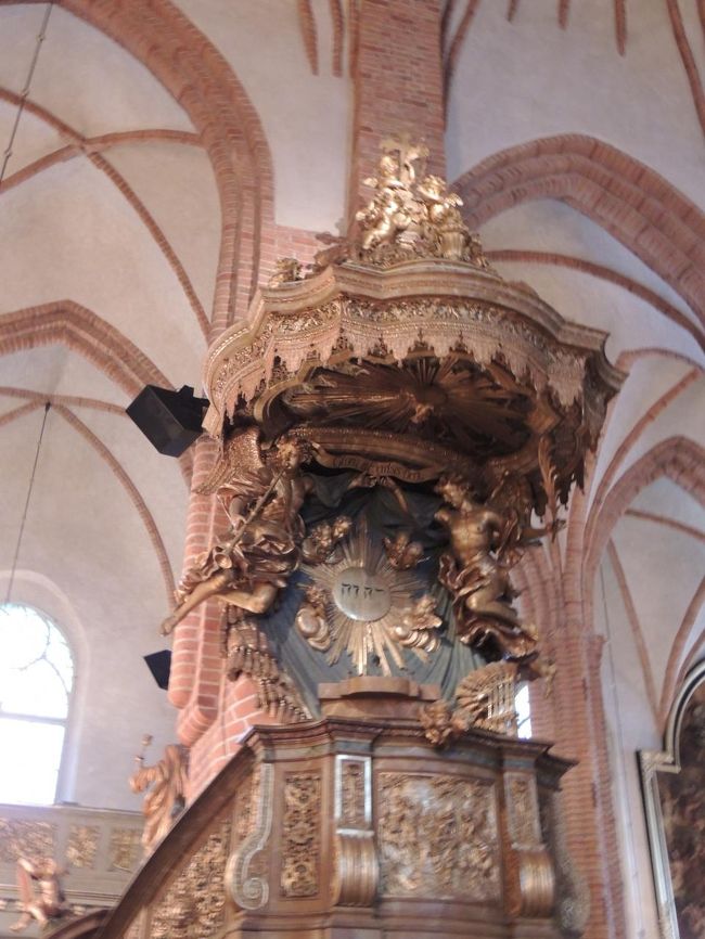 彫刻家ブルハッド・プレヒトの手による説教台。装飾もオシャレです。<br />後部に玉座もあり豪華〜<br />1700年頃から使用されている<br />