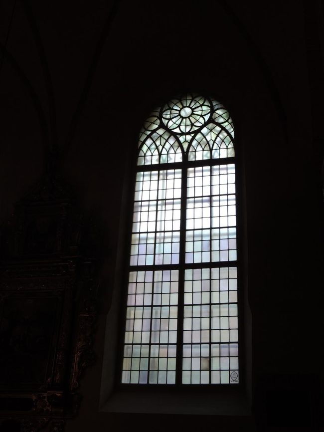 窓から、光が差し込みます<br /><br />さて、すてきな建築を鑑賞しておりましたが、さすがに空腹なので、ランチにいきましょう〜