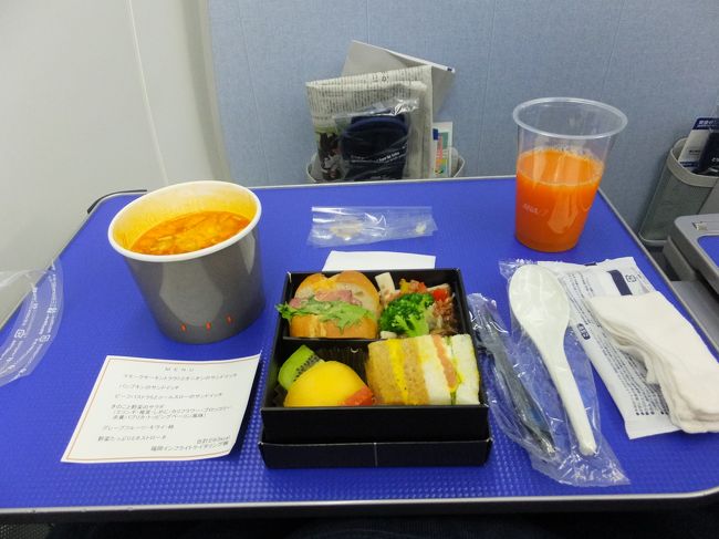 プレミアムクラスの軽食。アップルマンゴージュースと頂きました。