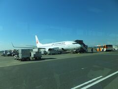 バスに乗車し国際線ターミナルに移動
すぐ着くかと思ったら、ぐるぐる回って、10分くらいかかった。