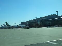 国際線ターミナルが見えてきた。