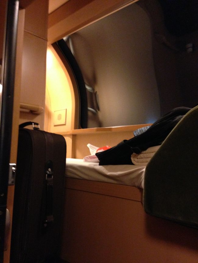 自分の部屋は上段。部屋のドアを開けるとこんな感じでベッドがある。