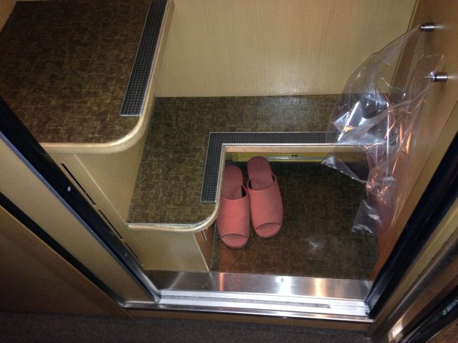 この急な階段でベッドに上る。