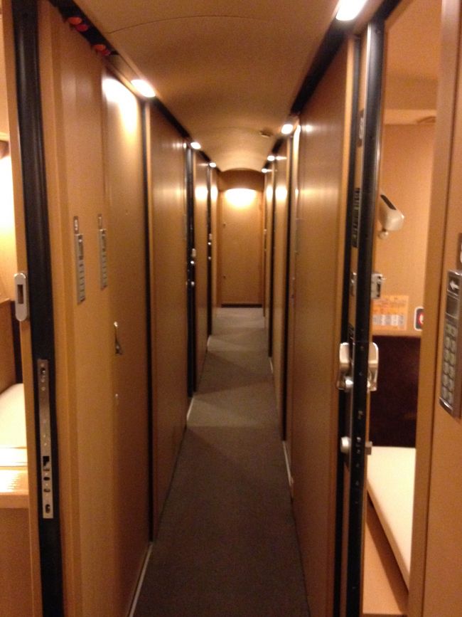 こちらはB寝台の下の階。付随車で台車間は2階建てになっている。