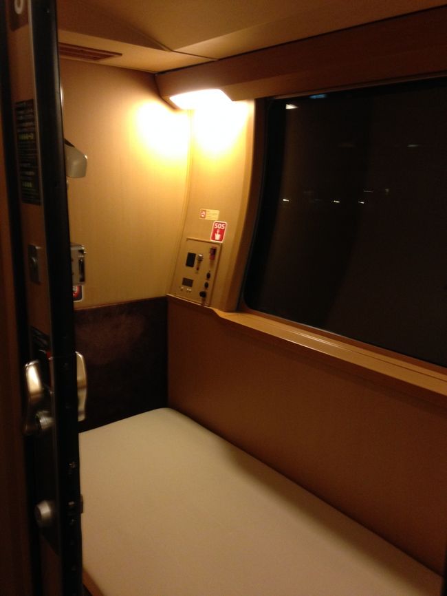B寝台の頭側。ベッド分のスペースしかないが、天井はソロよりずっと高く、快適に過ごせそうな感じ。