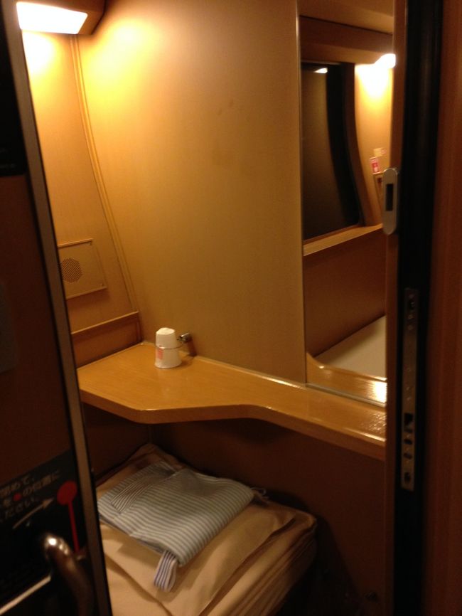 B寝台の足側。鏡も付いている。