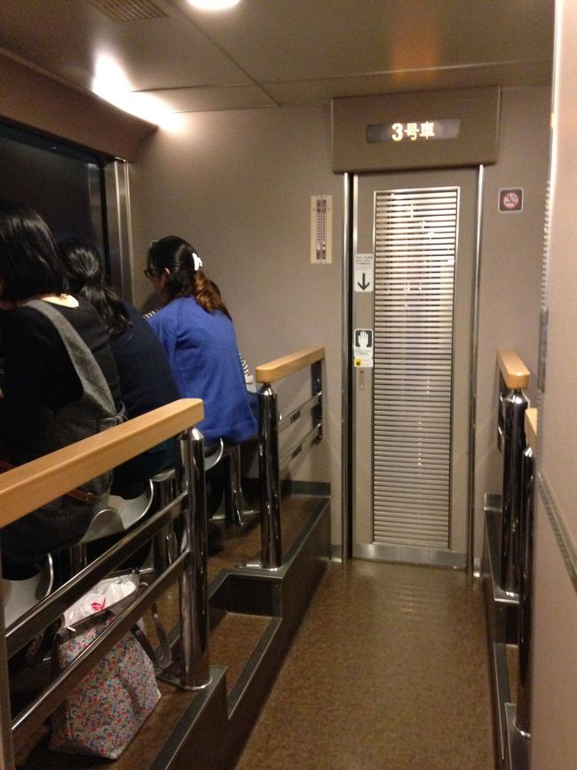 ラウンジ。窓に面したカウンターがあり、瀬戸、出雲で各々8席。ソロの部屋は狭いので、乗って直ぐここで夕食と思ったが、満席だったのでちょっと待った。<br />8席中6席は女性で盛り上がっており、さながら女子会といった感じ。出雲は女子に人気とのうわさを聞いたことがあったが、瀬戸の方も女子に人気のように思えた。