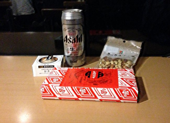 ちょっと待ったら、女子会の人たちが部屋に戻り、ラウンジに空ができたので、ラウンジで夕食＆飲み。冷たい夕食だが、流れる夜景を見ながらの酒と食事は、なかなか良い。<br />自分の後ろの席では、おっさん2人が、80年代アイドルの話で盛り上がっていた。会話から察するに、のびのびシートで知り合い、意気投合したようだ。こんな出会いがあったりするのも、寝台列車ならではだ。