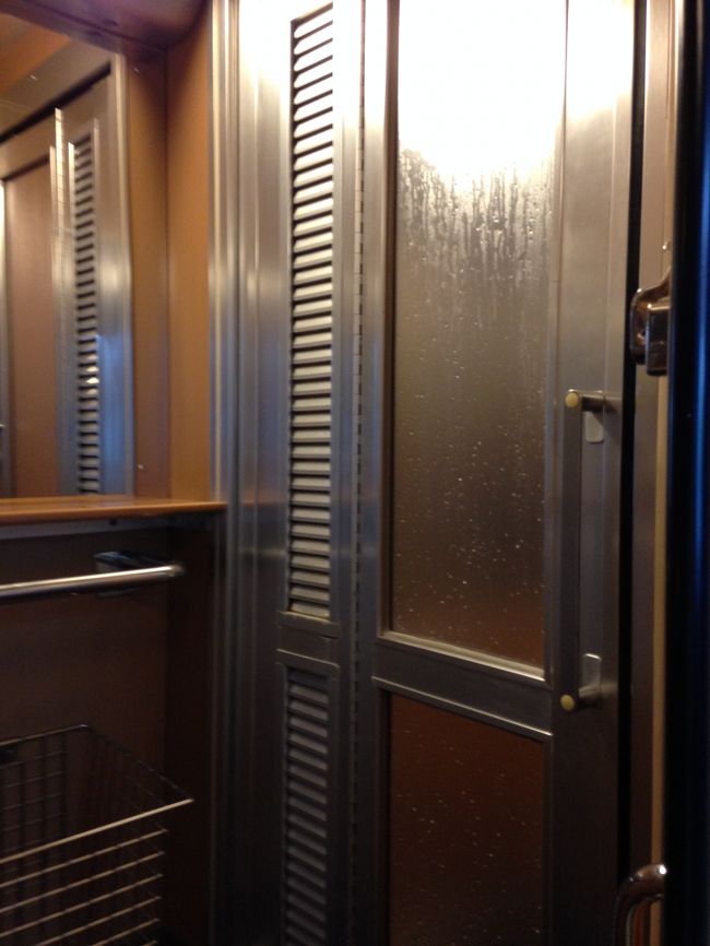 脱衣場。ドアの向こうはシャワー室。