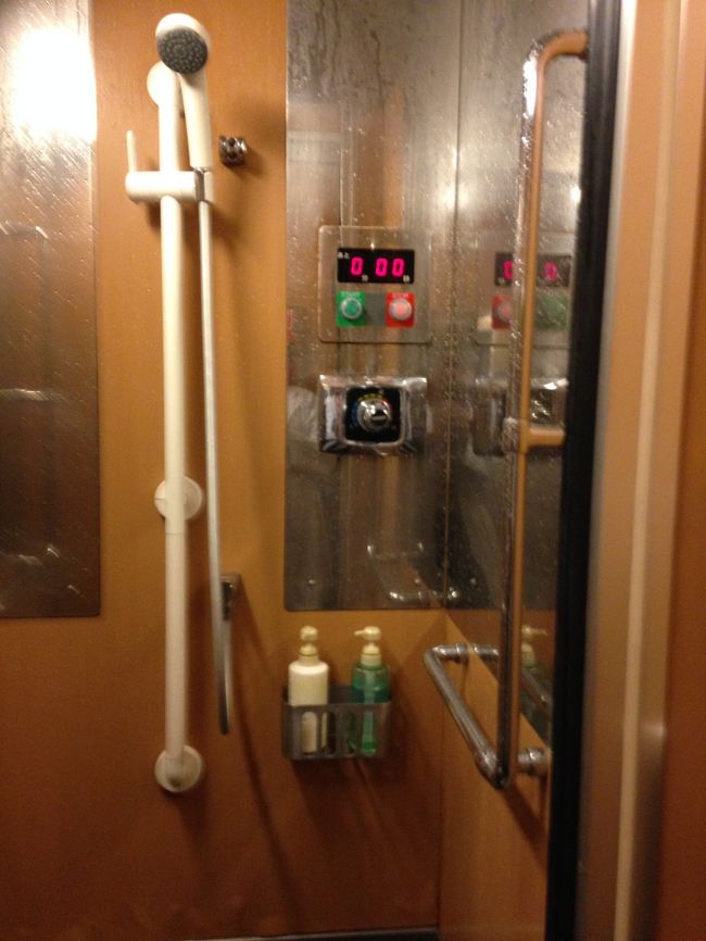 シャワー室。320円のカードで6分間シャワーが使える。<br />シャワーでさっぱりして、部屋に戻って寝た。5時間くらいだったが、快適に眠れた。