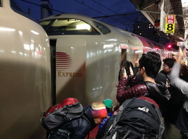 翌朝、6:27に岡山着。降りるとすでに、瀬戸と出雲間の連結部には、撮り鉄の人だかりが。<br />