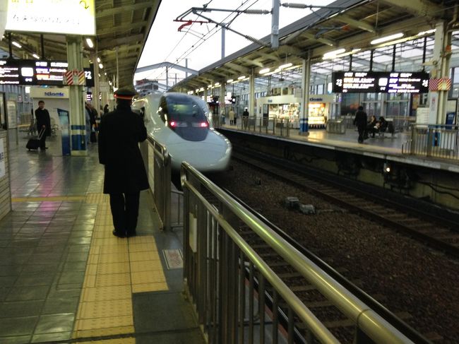 700系はカッコ悪いが、7000番台は基本色が淡いグレーで、コクピット付近を濃いグレー塗色にして、”こまわり君”的な不細工な印象が薄らいでいる。白い塗色のものより、随分印象が良い。