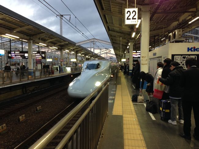 みずほが入ってきた。山陽、九州用の塗色だが、相変わらずカッコ悪いN700。